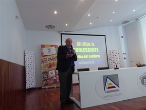 Antonio Ríos durante su ponencia