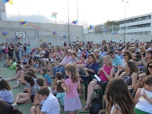 El patio del Colegio Sant Rafel se llenó de familiares de los alumnos de sexto de primaria