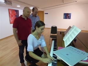 István Székely dirige el “Centro de Perfeccionamiento de Piano para Talentos Especiales Franz Liszt” en l'Auditori de La Nucía