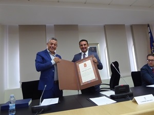 Manel Gimeno, Director del IES La Nucía, recibe el pergamino de "Fill Adoptiu de La Nucia" de manos de Bernabé Cano, alcalde de La Nucía