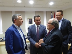 Manel Gimeno conversando con el alcalde Bernabé Cano y los ediles Pedro Lloret y Sergio Villalba