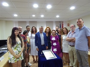 Alumnos y profesorado del IES La Nucía junto a Manel Gimeno