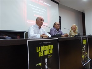 El director José María Ugarte explicando el proceso de creación del corto "La búsqueda del Dinero" junto a los concejales Pedro Lloret y Beatriz Pérez-Hickman