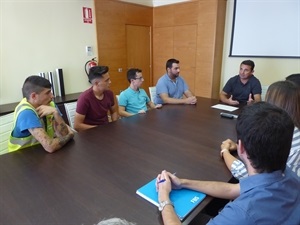 Los jóvenes contratados por los programas del EMPUJU y EMCUJU fueron recibidos por Bernabé Sánchez, alcalde de La Nucia
