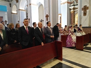 Autoridades y corte de honor en la misa del "Santíssim"