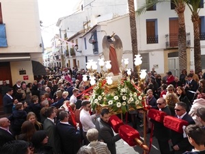 Las andas y cintas de Sant Rafel al inicio de la procesión