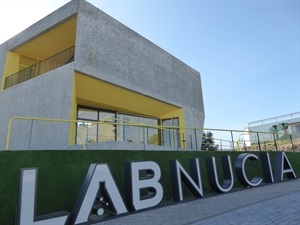 El Lab_Nucia está ubicado en el carre Guadalest, en frente del supermercado LIDL