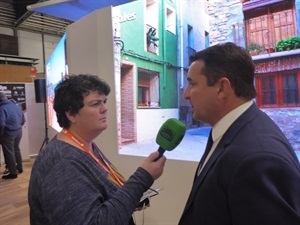 Bernabé Cano, alcalde de La Nucía, atendiendo a los medios de comunicación en FITUR 2020