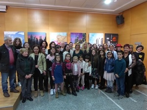 L@s alumnos y alumnas de la Escuela de Pintura que participan en esta exposición en una foto de familia