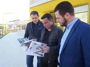 El arquitecto José Luís Campos junto al alcalde  Bernabé Cano y Frederik Herweijer, concejal de comercio
