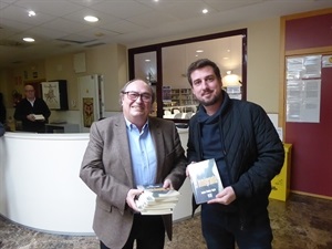 Un usuario de la Biblioteca recibe el regalo de un libro por parte de Pedro Lloret, concejal de Cultura, con motivo del 13º Aniversario