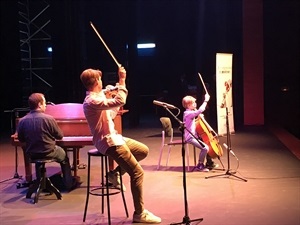 Sobre el escenario de l´Auditori Alejandro y Pablo Turlo junto al pianista Pau Cháfer