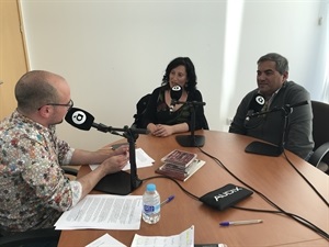Jordi Company entrevistando a la música Anna Timoner y Juanjo Ivorra, presidente de la UM La Nucía
