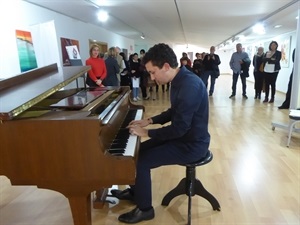 El joven pianista Iván Baldoví Yevglevskiy cerró la entrega de premios de este X Concurso de Poesía para Mujeres