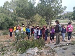 Los alumnos de cuarto de primaria realizaron una ruta por una de las sendas municipales para llegar al Ecoparque
