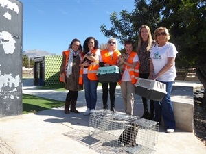 Algunas de las voluntarias de la Campaña junto a Jessica Gommans, concejala de Protección Animal