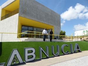 José Luis Campos, arquitecto del Lab_Nucia junto a Bernabé Cano alcalde de La Nucía delante del edificio