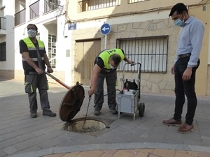 El equipo de CTL desinsectando una alcantarilla en carrer la Era, con la presencia de Miguel A. Ivorra, concejal de Aguas y Urbanismo