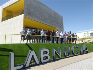 Usuarios y emprendedores del Lab_Nucia junto al arquitecto José Luis Campos y Bernabé Cano, alcalde de La Nucía