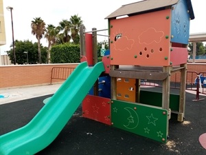 El Ayuntamiento ha renovado el módulo de la zona de juegos infantiles del Colegio Sant Rafel
