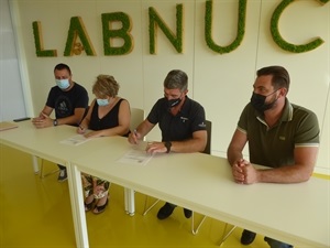 Manoli Romero, pta. AMPA IES La Nucía y Juan Andrés Montiel, pte. AECNU, durante la firma del acuerdo anual