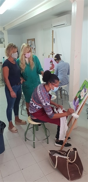 María Jesús Jumilla, concejala de Juventud y Ofelia Jurado, directora de la Escuela de Pintura en una de las clases que han comenzado en el mes de septiembre