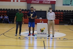 El capitán del Almansa Nikola Cvetinovic con el trofeo junto a Sergio Villalba, concejal de Deportes y Toni Gallego
