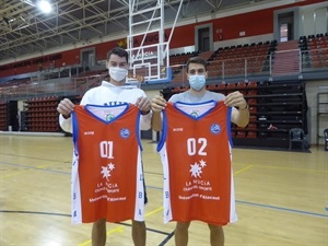 Los jugadores del “La Nucía-UA-FLBA” Arturo Fernández y Olle Stümer con la camiseta del equipo