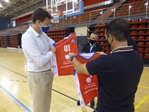Toni Gallego, pte. Fund. Lucentum mostrando la camiseta a Bernabé Cano, alcalde de La Nucía