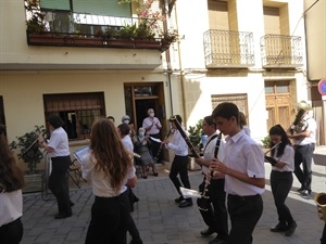 Los vecinos han aplaudido a la banda a su paso por las diferentes calles de La Nucía