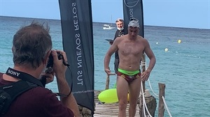 El nadador nuciero se impuso en su primera travesía en Ibiza