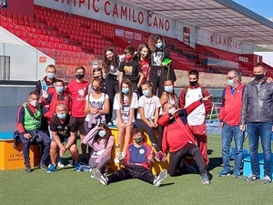 Grupo de voluntari@s y miembros del Club Atletismo La Nucía que hizo posible la prueba
