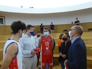 Los jugadores de baloncesto conversando con las autoridades al finalizar el acto