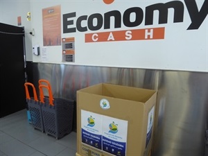 El punto solidario de Economy Cash La Nucia está instalado en una zona visible del establecimiento