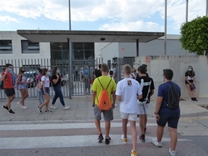 Alumnos y alumnas del Instituto de La Nucía entrando al centro escolar