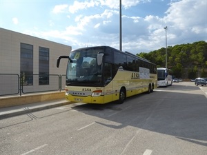 Autobuses en el parking del IES La Nucía