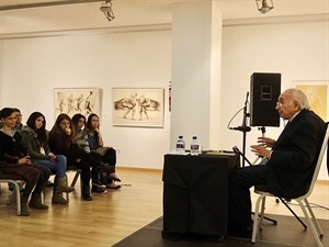 Francisco Brines en su "encuentro literario" en La Nucía con alumnos del IES La Nucía