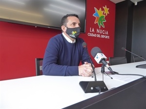 Bernabé Cano, alcalde de La Nucía, en la rueda de prensa sobre los Purificadores en los centros escolares