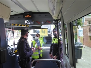 La policía controla y revisa los buses escolares para ver el cumplimiento del protocolo anti COVID 19