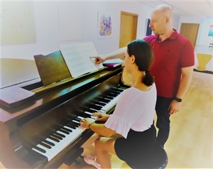 Centro de Perfeccionamiento de Piano de Talentos Especiales Franz Liszt es una escuela cultural de La Nucía