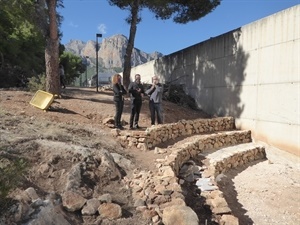 El anfiteatro se está realizando con piedra natural, aprovechando el desnivel del terreno
