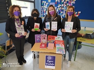En el IES La Nucía entrega de libros par "Espai Violeta" a Empar Gardea, directora y Marta López, coordinadora Igualdad