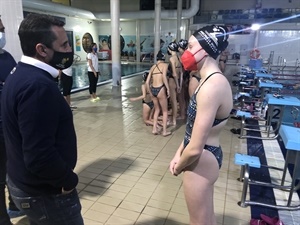 La nadadora Natalie Baker conversando con Bernabé Cano, alcalde de La Nucía