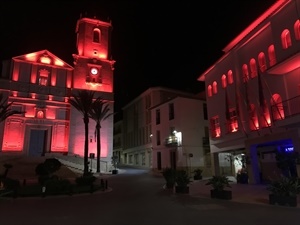 Los edificios de La Nucía se iluminan de rojo esta semana por el "Día Mundial del Parkinson"