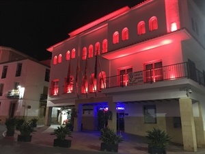 El Ayuntamiento de La Nucía se tiñe de rojo esta semana