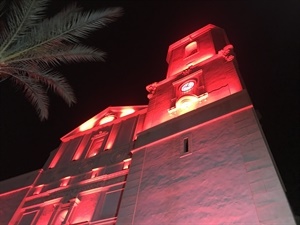 Durante toda la semana la Iglesia estará iluminada de rojo