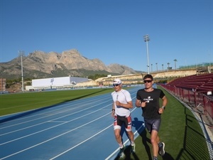 Kristian Blummenfelt y Gustav Iden en la pista de atletismo de La Nucía