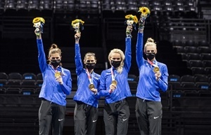 El equipo estonio de esgrima con su "oro" en Tokyo 2020