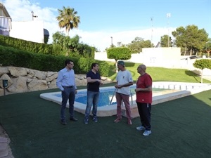 Los representantes de la urbanización junto a Bernabé Cano, alcalde de La Nucía y Miguel Ángel Ivorra, concejal de Urbanismo