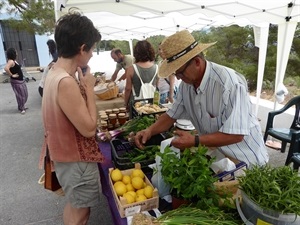 En el Mercat Terra se pueden comprar productos agro ecológicos de productores locales y comarcales